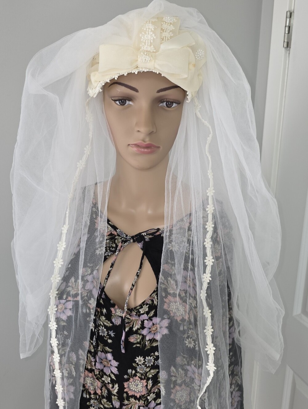Vintage 1960-70's Juliet Bridal Ivory Lace Bow Veil Headpiece Romance Cathedral - Picture 4 of 16